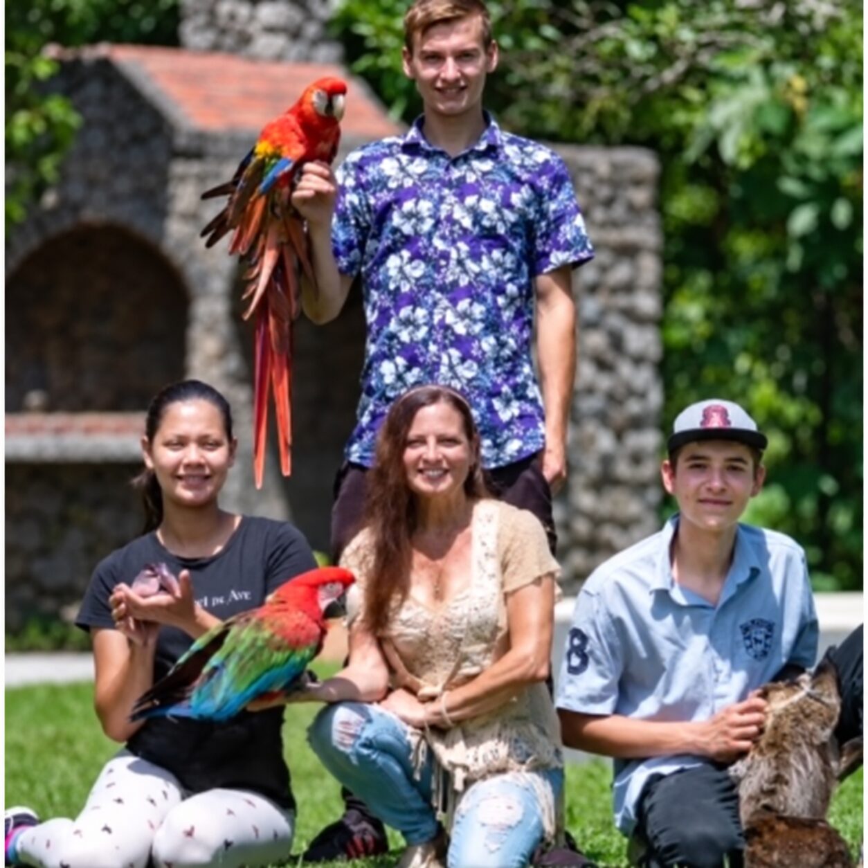 Jungla de Panama team with a scarlet macaw and rescued animals